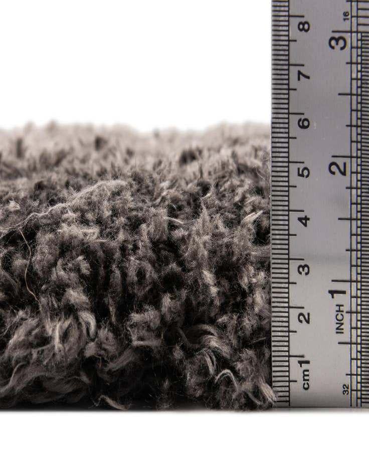 Detail image of 2' x 3' 7 Infinity Shag Rug