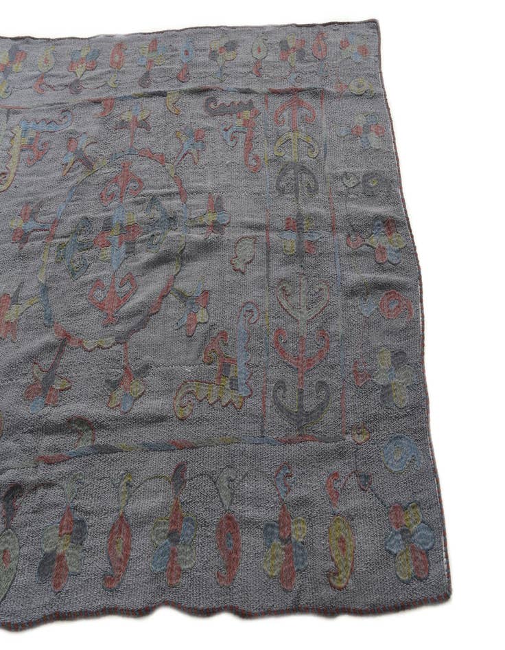 Detail image of 4' 10 x 6' 9  Hand Woven Kilim Suzani Wool Rug