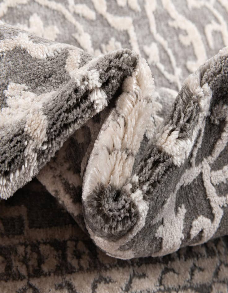 Detail image of 5' x 7' 7 Modern Classical Rug