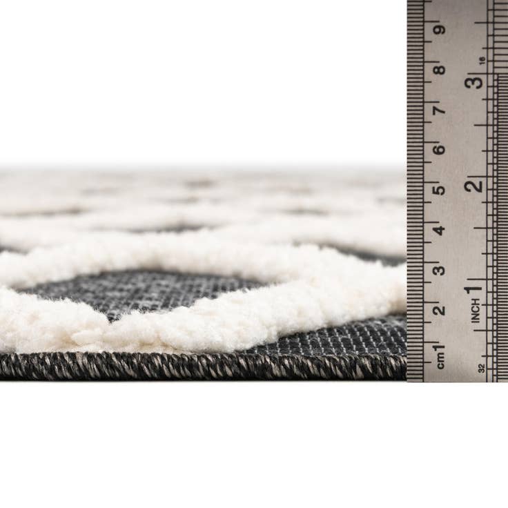 Detail image of 5' 3 x 7' 8 Easy-Clean Indoor / Outdoor Rug