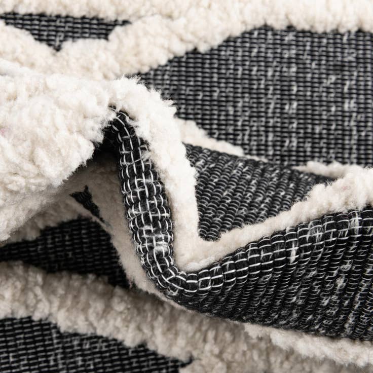 Detail image of 5' 3 x 7' 8 Easy-Clean Indoor / Outdoor Rug