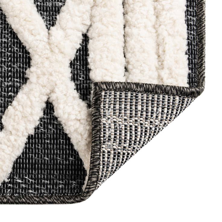 Detail image of 5' 3 x 7' 8 Easy-Clean Indoor / Outdoor Rug