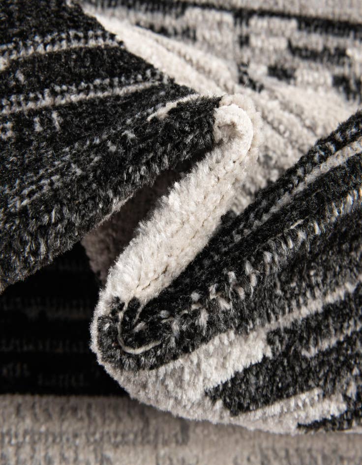 Detail image of 5' 3 x 7' 7 Victoria Rug