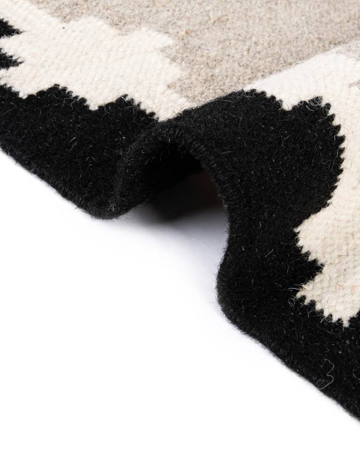Detail image of 4' 1 x 6' 1 Hand Woven Kilim Wool Rug