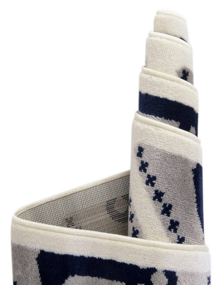 Detail image of 5' 3 x 8' Metropolis Oval Rug