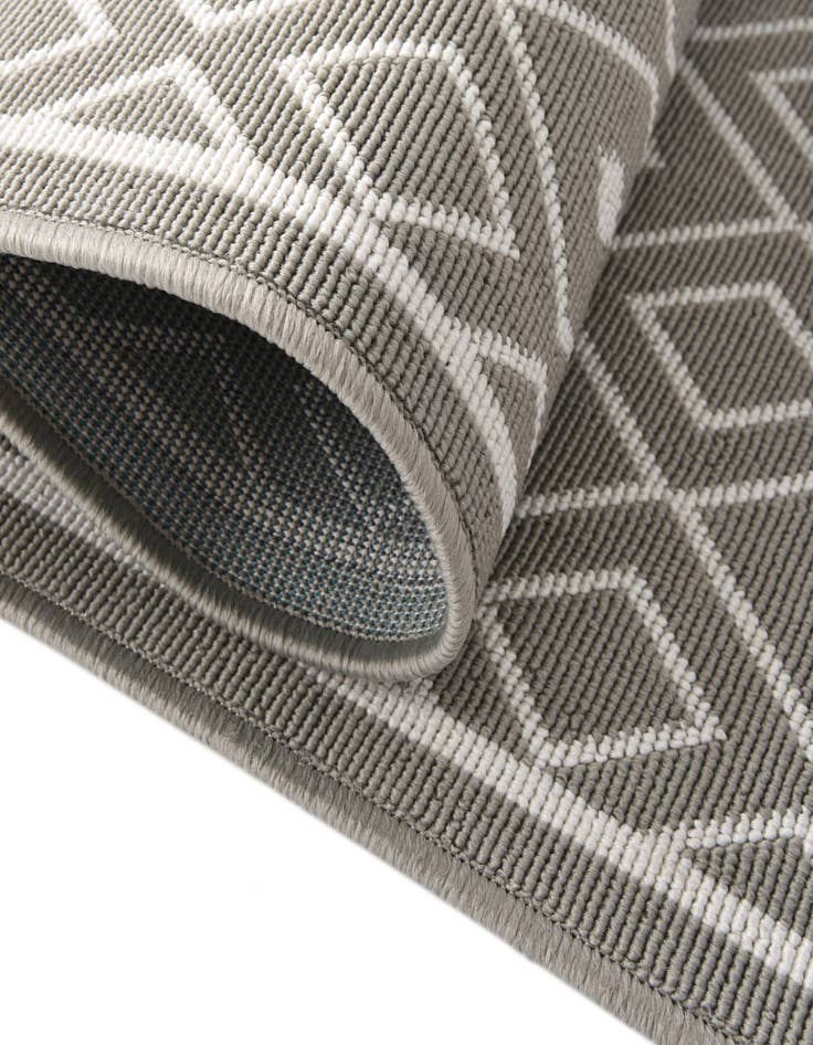 Detail image of 7' 10 x 10' Easy-Clean Trellis Indoor / Outdoor Oval Rug