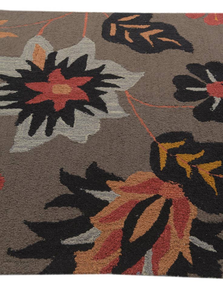 Detail image of 5' 1 x 8' 1 Agra Wool Rug
