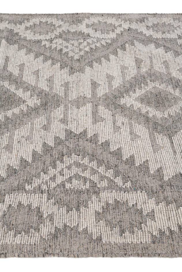 Detail image of 4' x 6' 9 Hand Woven Arizona Wool Rug