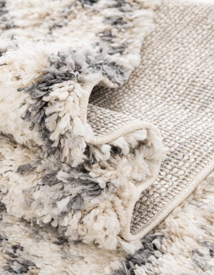 Detail image of 2' 2 x 3' Athena Shag Rug