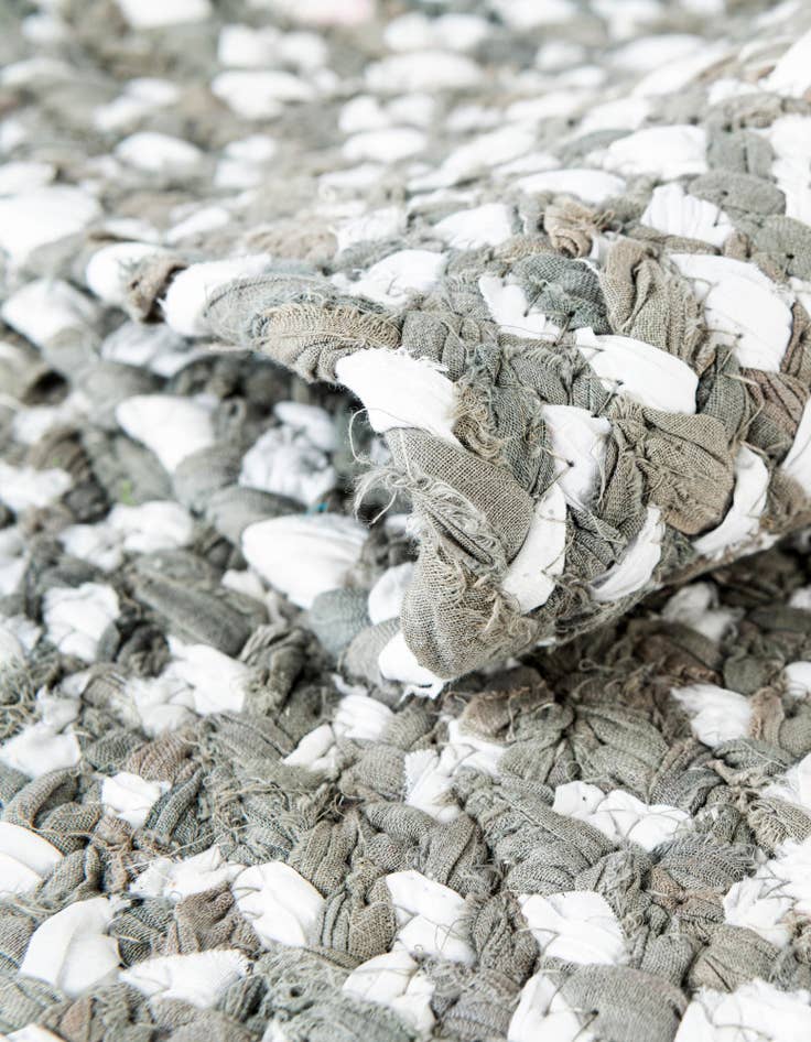 Detail image of 4' 1 x 5' Handmade Braided Chindi Rug