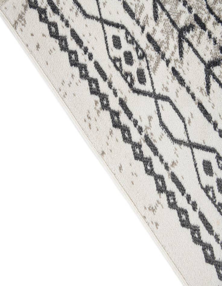 Detail image of 5' 3 x 7' 8 Caspian Rug