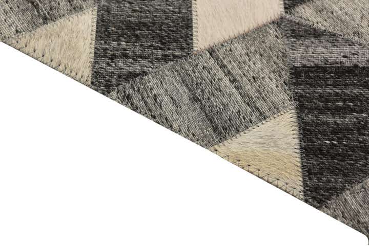 4' 10 x 8' Cowhide Rug
