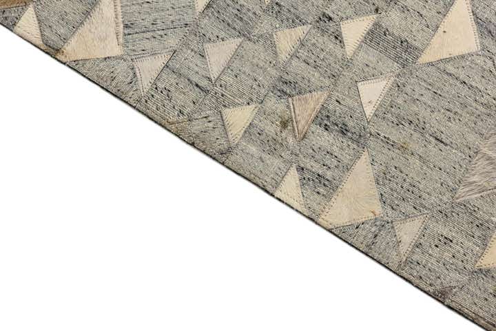 2' 2 x 3' 1 Cowhide Rug
