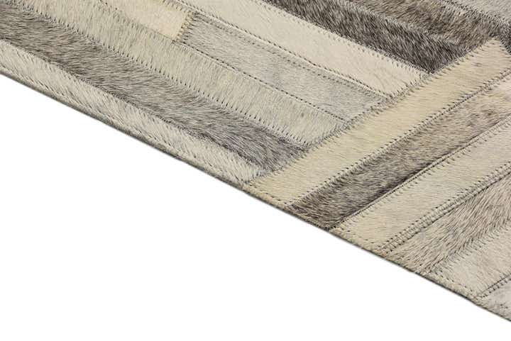 5' 1 x 8' Cowhide Rug