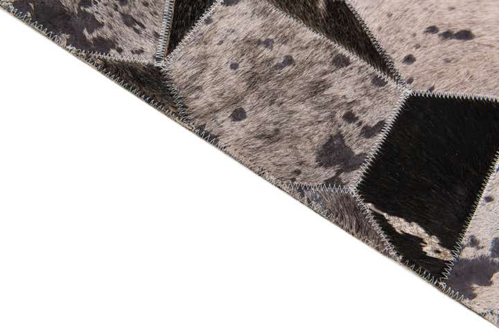 5' 1 x 8' Cowhide Stocks Rug