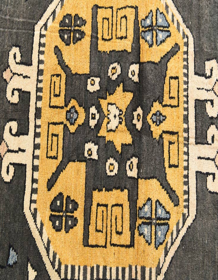 Detail image of 6' 7 x 9' 10  Hand Knotted Darya Rug