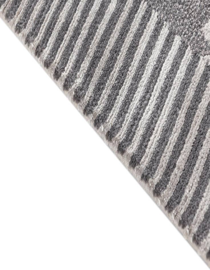 Detail image of 5' 8 x 7' 11 Darya Rug