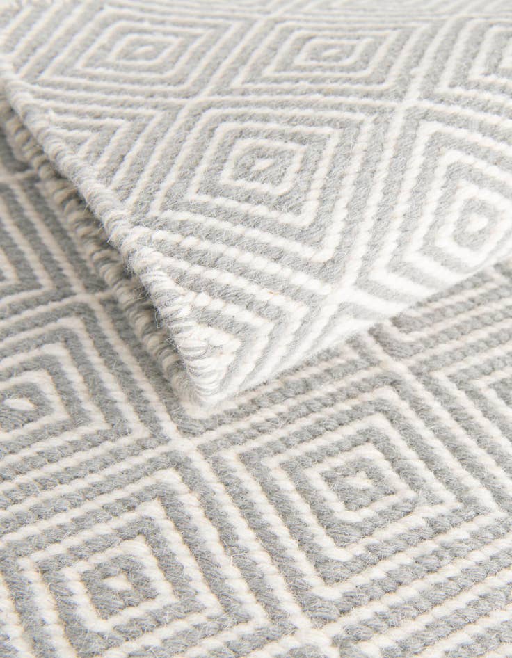 Detail image of 4' 1 x 6' 1 Hand Woven Geo Trellis Flatweave Rug