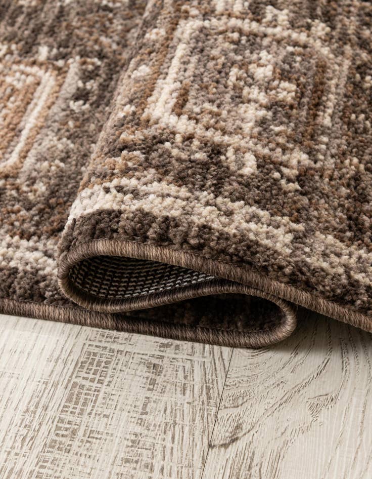 Detail image of 5' x 7' 7 Grand Tradition Rug