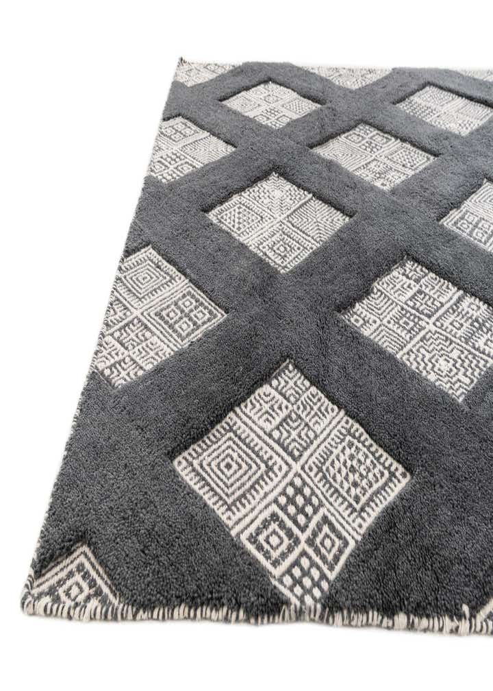 5' 2 x 8' Hand Woven Hand Woven Rug