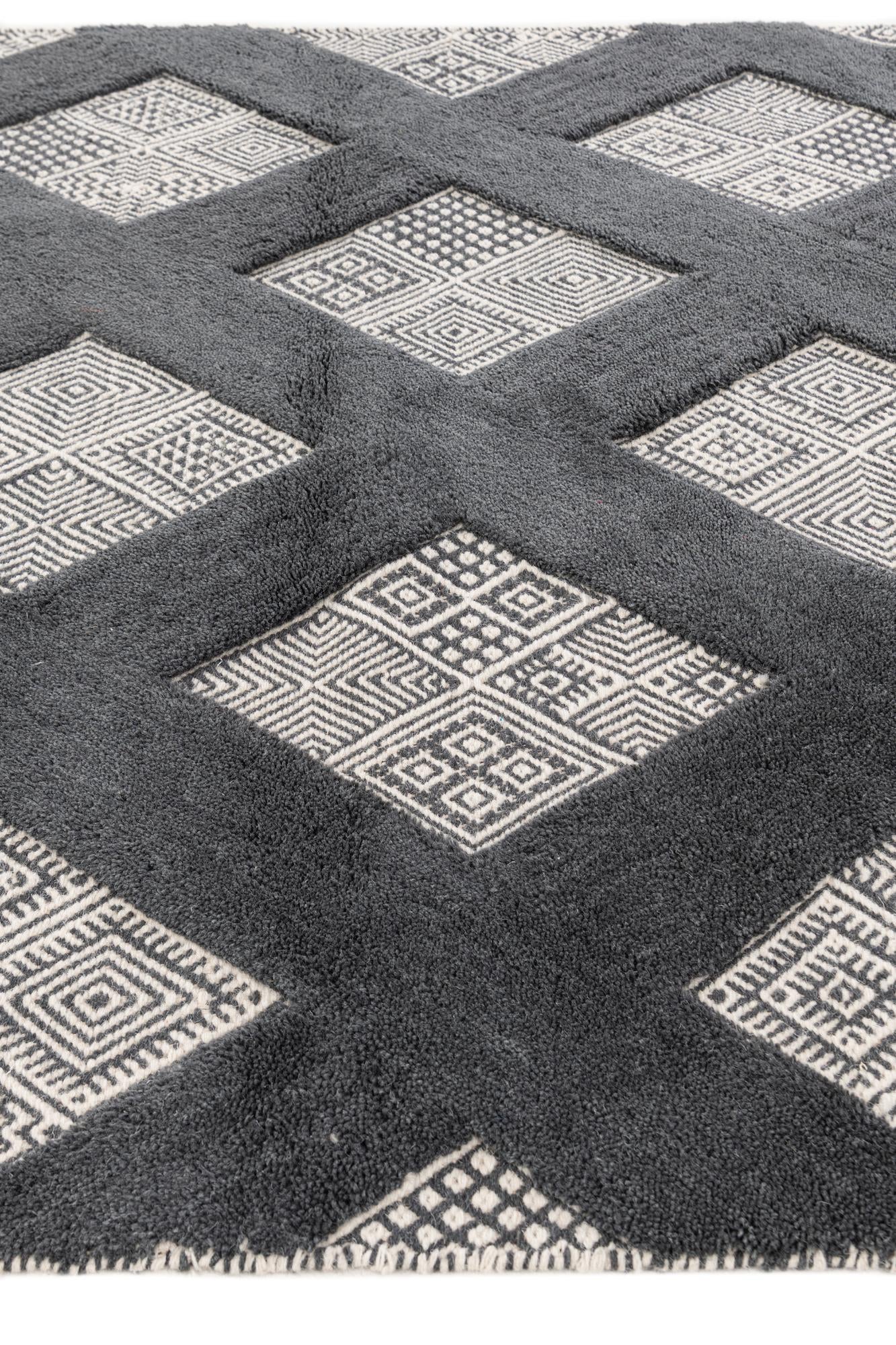 5' 2 x 8' Hand Woven Hand Woven Rug