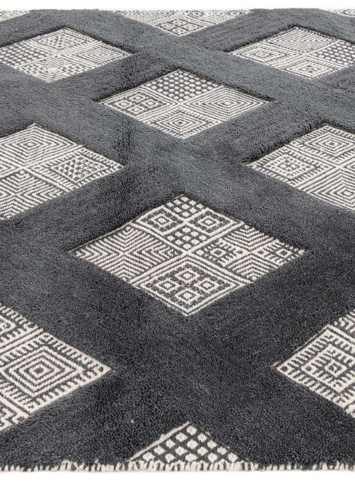5' 2 x 8' Hand Woven Hand Woven Rug