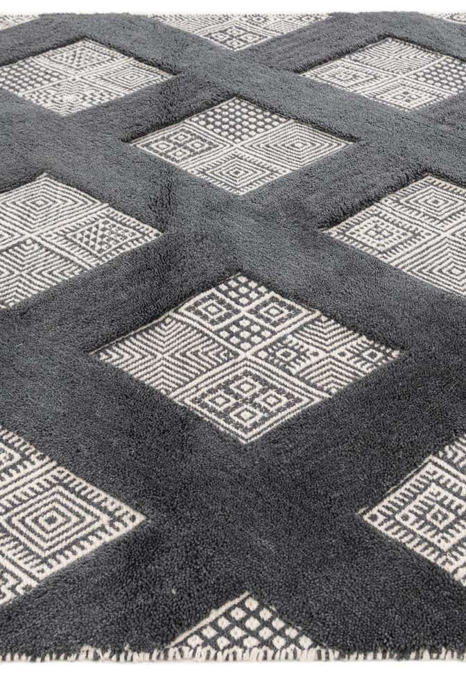 5' 2 x 8' Hand Woven Hand Woven Rug