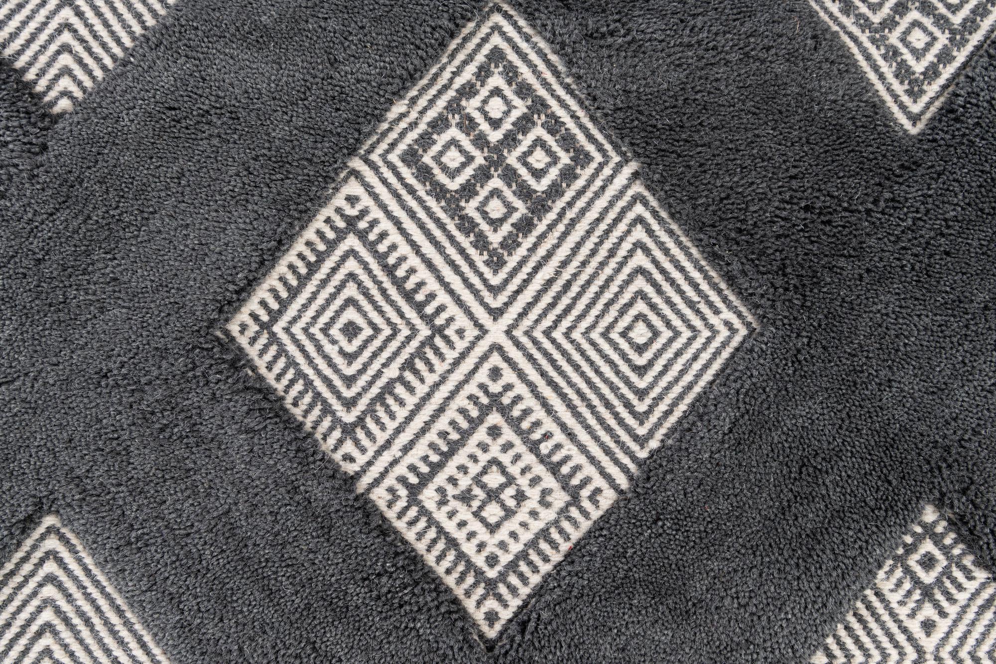 5' 2 x 8' Hand Woven Hand Woven Rug