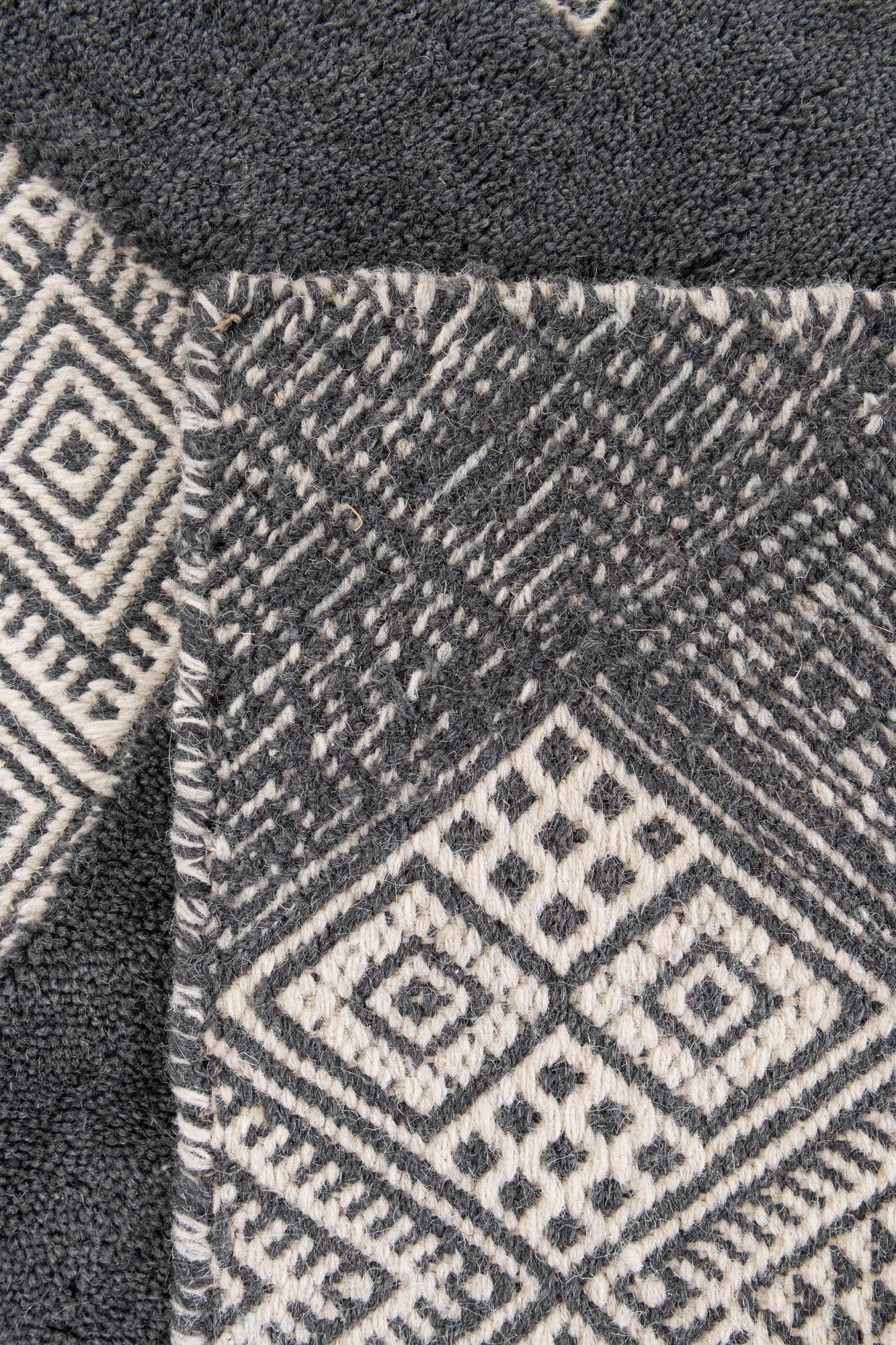 5' 2 x 8' Hand Woven Hand Woven Rug
