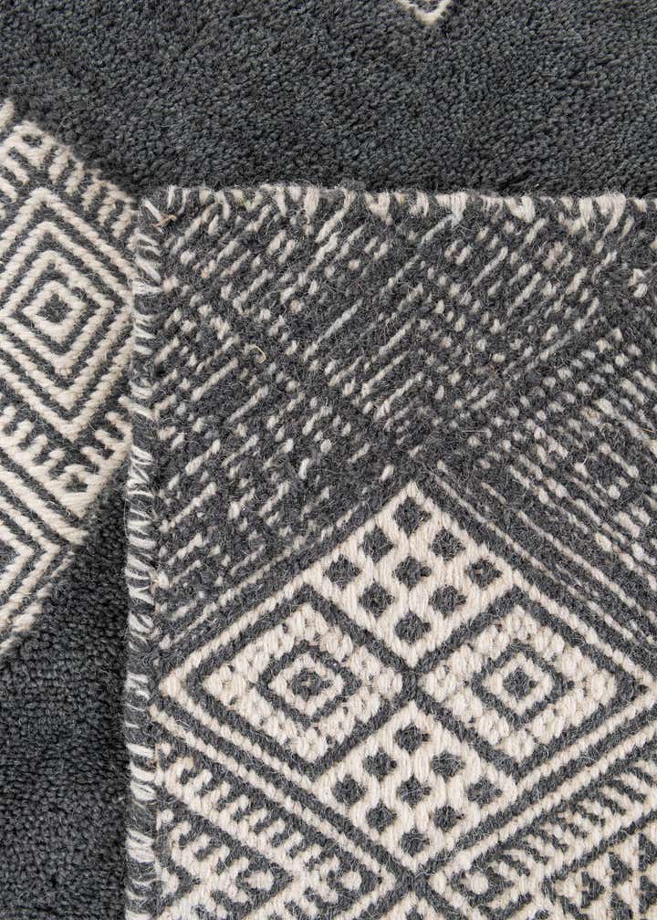 5' 2 x 8' Hand Woven Hand Woven Rug