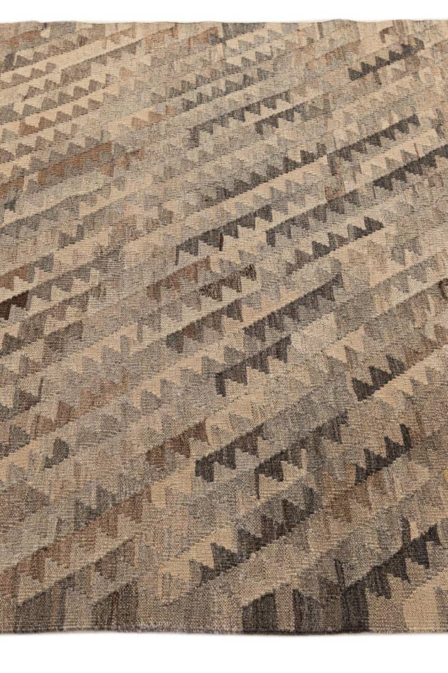 Detail image of 4' x 5' 10 Hand Woven Kilim Maymana Wool Rug