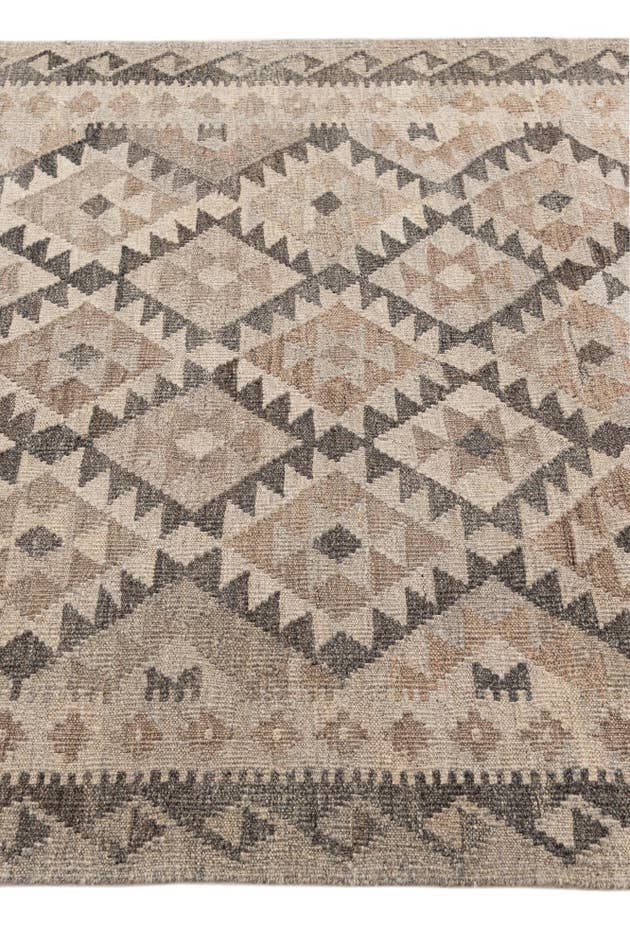 Detail image of 4' x 5' 10 Hand Woven Kilim Maymana Wool Rug