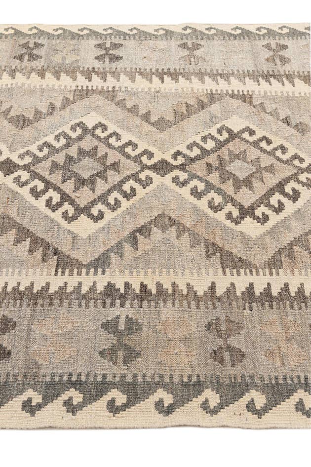 Detail image of 4' x 6' 1 Hand Woven Kilim Maymana Wool Rug