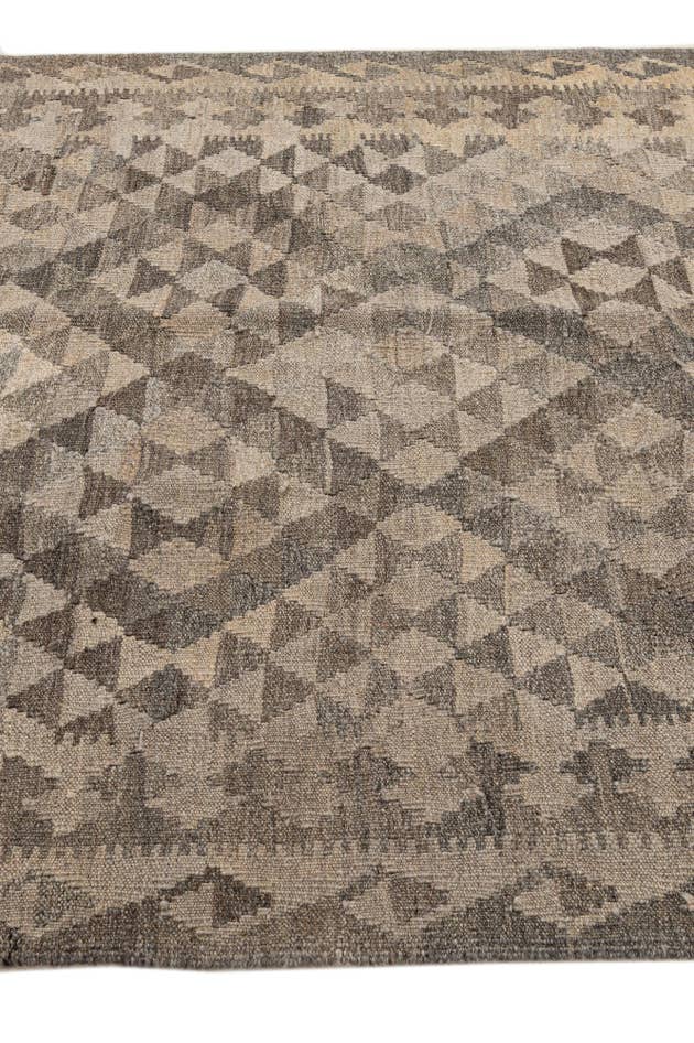 Detail image of 4' 2 x 6' 2 Hand Woven Kilim Maymana Wool Rug