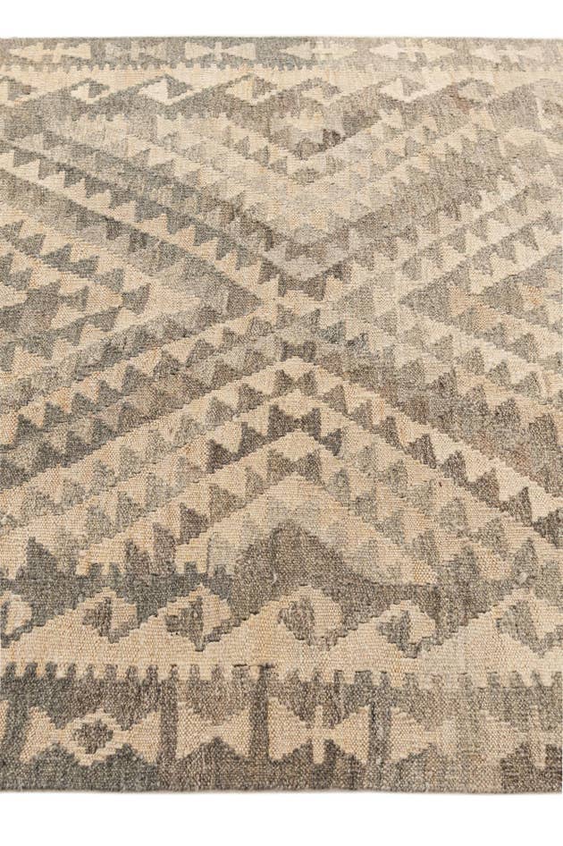 Detail image of 4' x 7' 3 Hand Woven Kilim Maymana Wool Rug