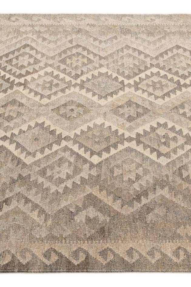 Detail image of 4' 11 x 6' 10 Hand Woven Kilim Maymana Wool Rug