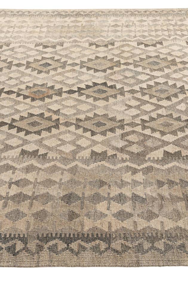 Detail image of 6' 9 x 9' 9 Hand Woven Kilim Maymana Wool Rug