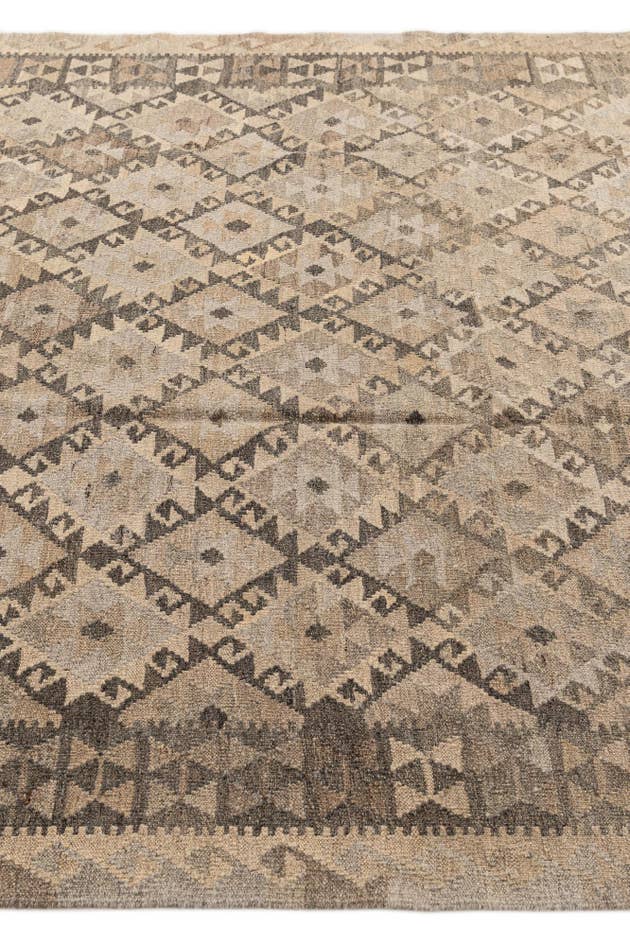 Detail image of 6' 8 x 9' 8 Hand Woven Kilim Maymana Wool Rug
