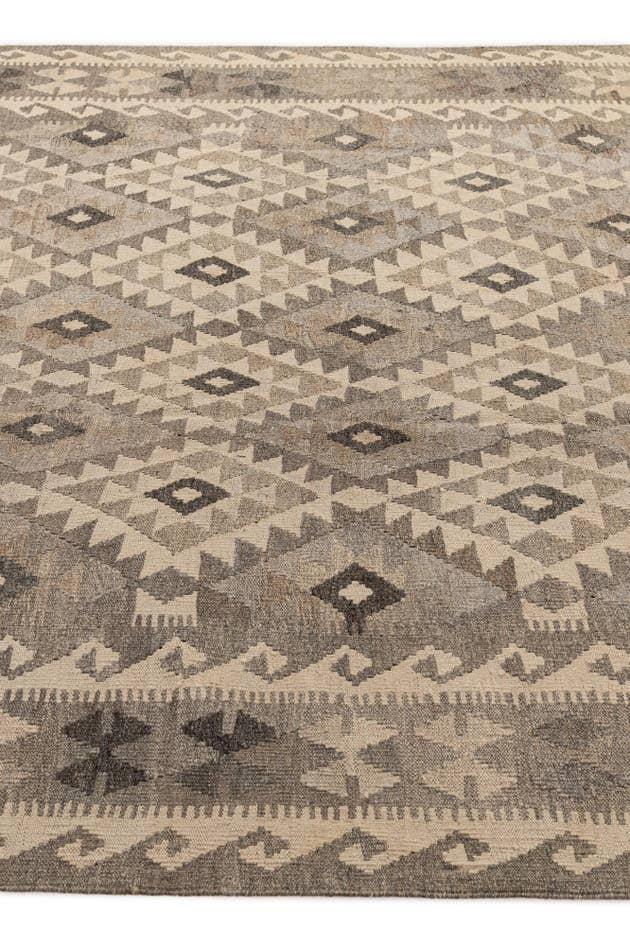 Detail image of 6' 8 x 9' 8 Hand Woven Kilim Maymana Wool Rug