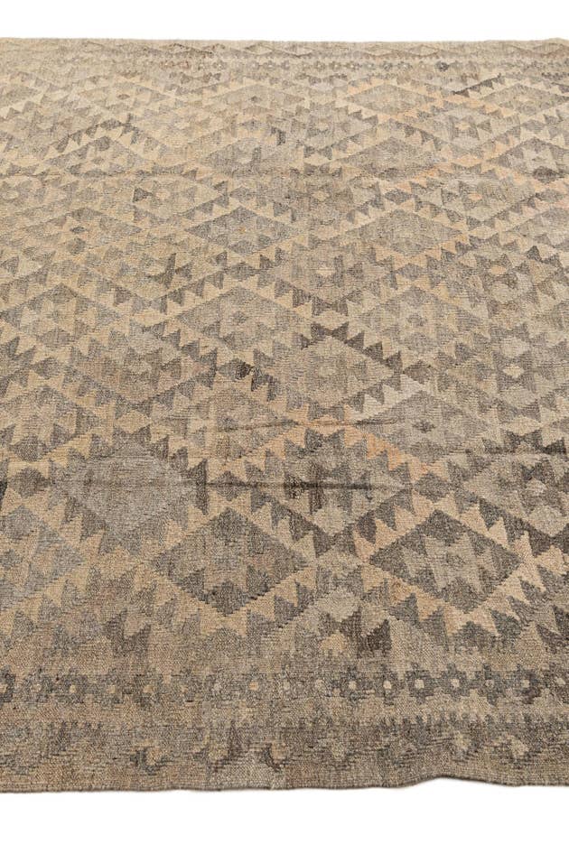 Detail image of 6' 6 x 9' 11 Hand Woven Kilim Maymana Wool Rug