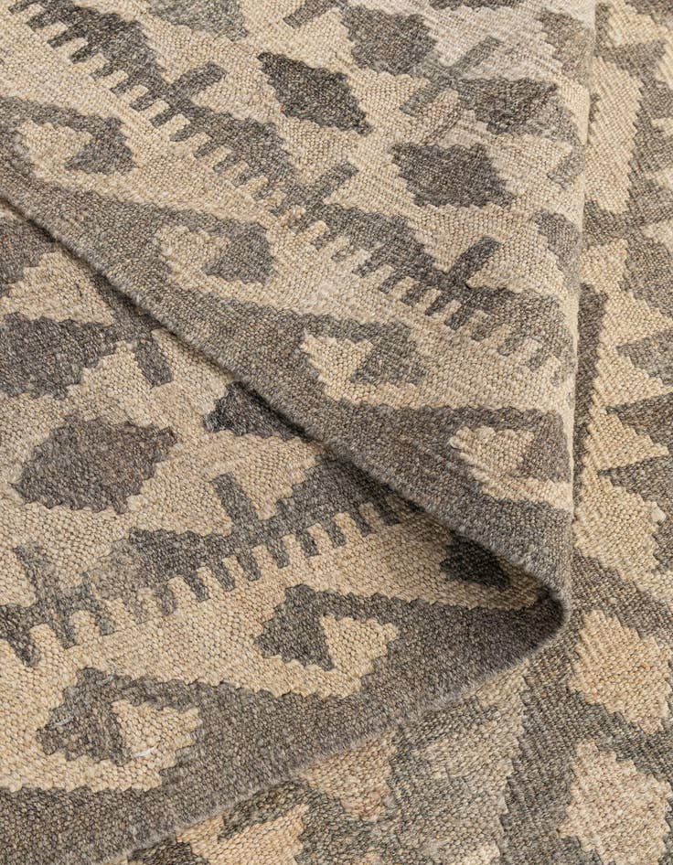 Detail image of 6' 11 x 9' 10  Hand Woven Kilim Maymana Wool Rug