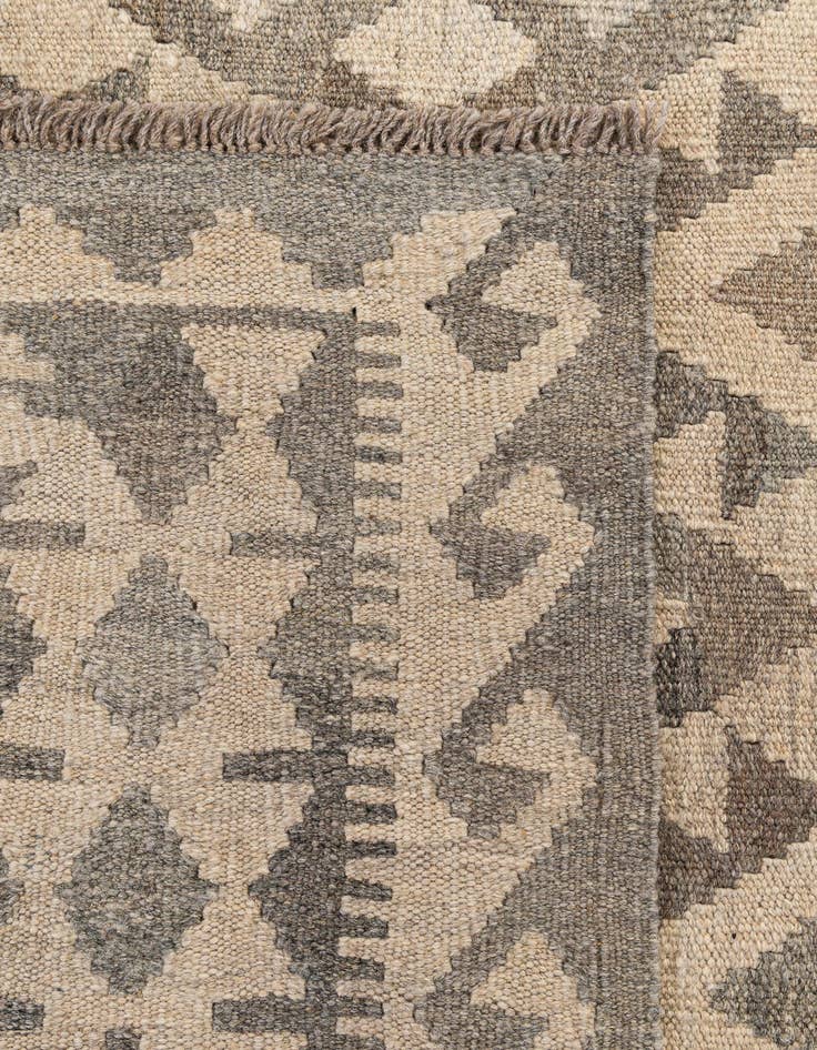 Detail image of 6' 11 x 9' 10  Hand Woven Kilim Maymana Wool Rug
