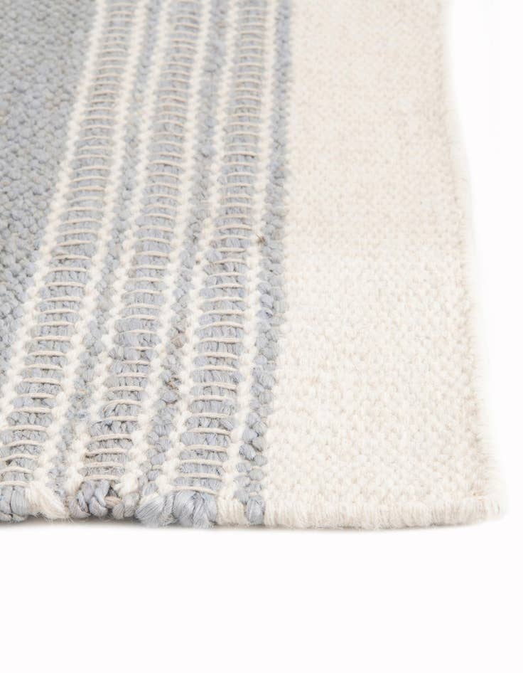 Detail image of 5' 1 x 8' Hand Woven Lariat Rug