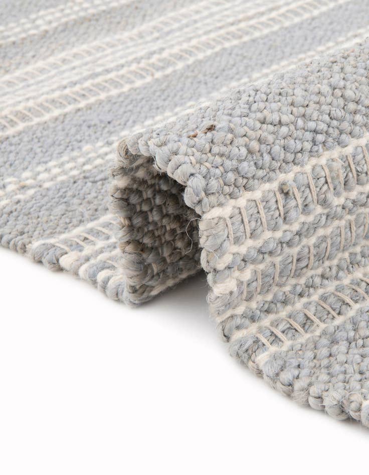 Detail image of 5' 1 x 8' Hand Woven Lariat Rug