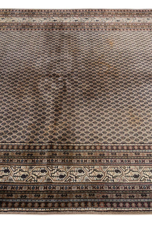 Detail image of 5' 9 x 7' 8 Hand Knotted Mir Wool Rug
