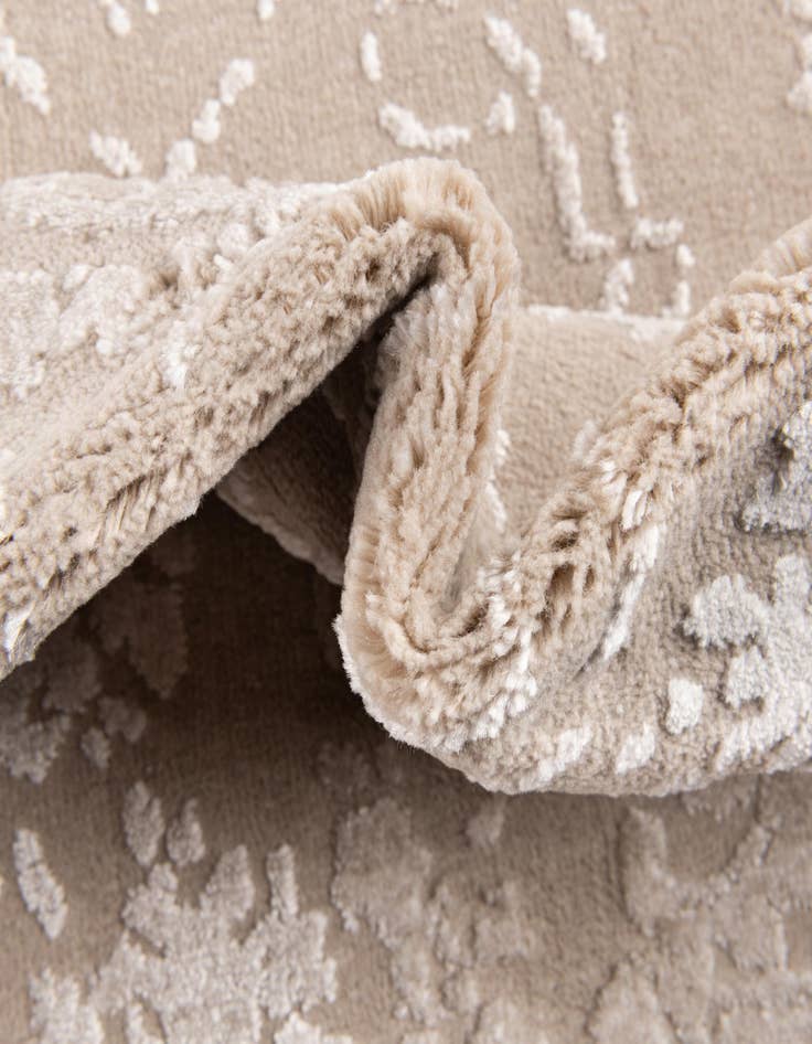 Detail image of 5' x 7' 7 Modern Classical Rug