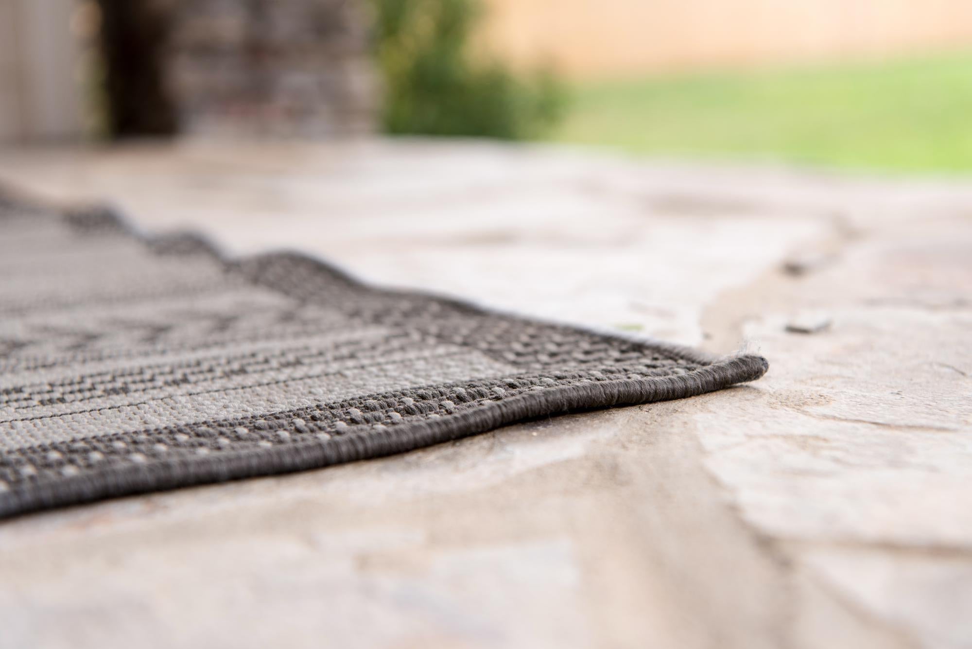 5' 3 x 8' Easy-Clean Border Indoor / Outdoor Rug