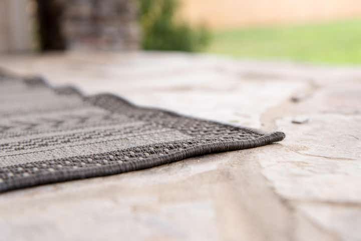 7' x 10' Easy-Clean Border Indoor / Outdoor Rug