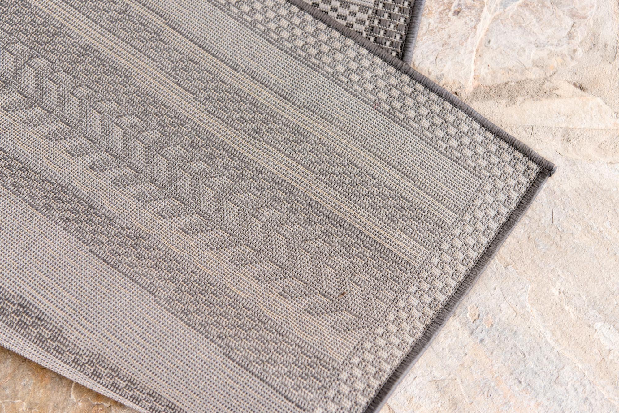 5' 3 x 8' Easy-Clean Border Indoor / Outdoor Rug