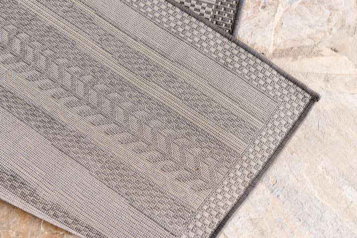 7' x 10' Easy-Clean Border Indoor / Outdoor Rug